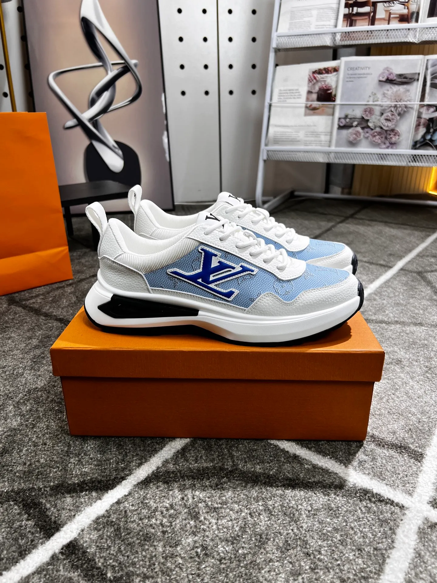Factory price: 438 💰 LV new casual men's shoes 👉 👉 Fashionable and versatile, 💞 simple and elegant style, 🔊 made of imported cowhide, ☑️ breathable mesh lining, sheepskin feet, original wear-resistant rubber outsole, exclusive new style, actual shot, three colors available, code number: 38-44, (45 can be customized)